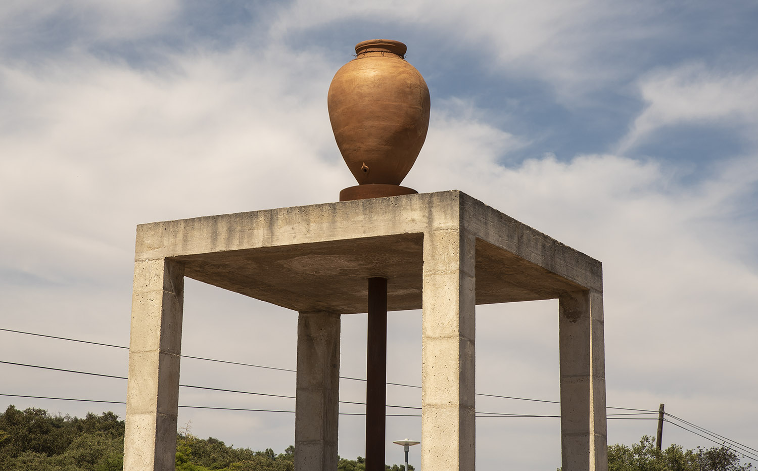 O símbolo da olaria numa rotunda à entrada de S. Pedro do Corval