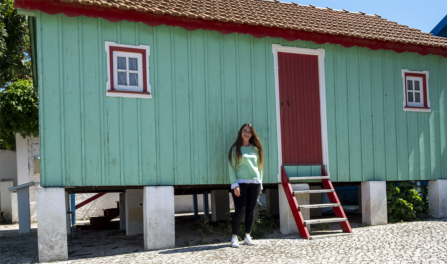 Inês Rabita junto à Casa Típica Avieira