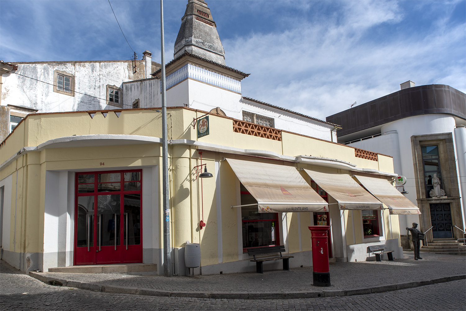 Cabine De Telefone Vermelha No Centro Histórico Em Porto, Portugal